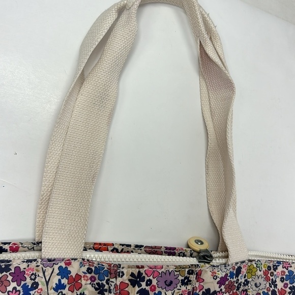 large flowered kipling bag, the bag has many compartments - Picture 5 of 11